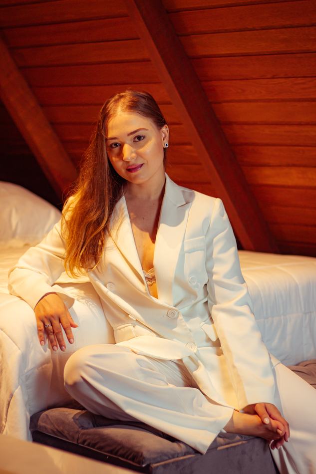 Larissa Schnvirch arrumando a suíte na Cabana NS